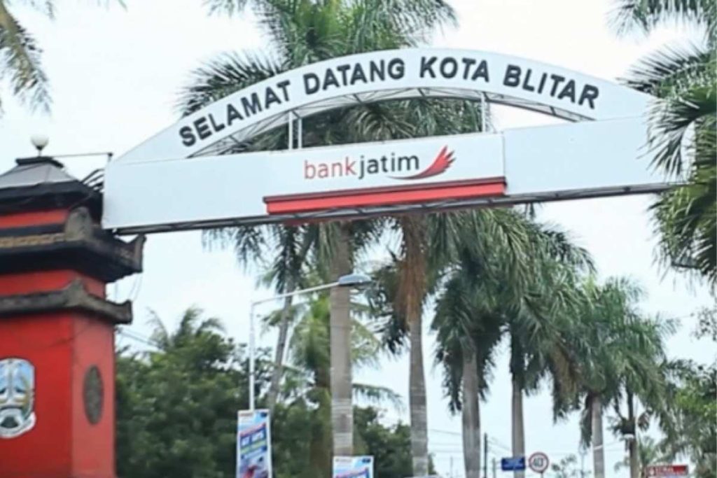 Gapura masuk Kota Blitar.