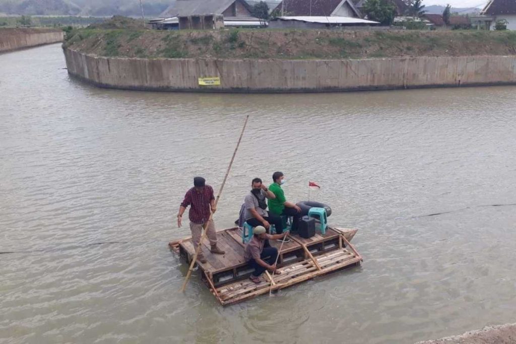 Warga lingkungan Blimbing, Kelurahan Sutojayan, Kecamatan Sutojayan, Kabupaten Blitar menggelar aksi bersih-bersih sampah di sungai Bogel, Sabtu, 9 Oktober 2021.
