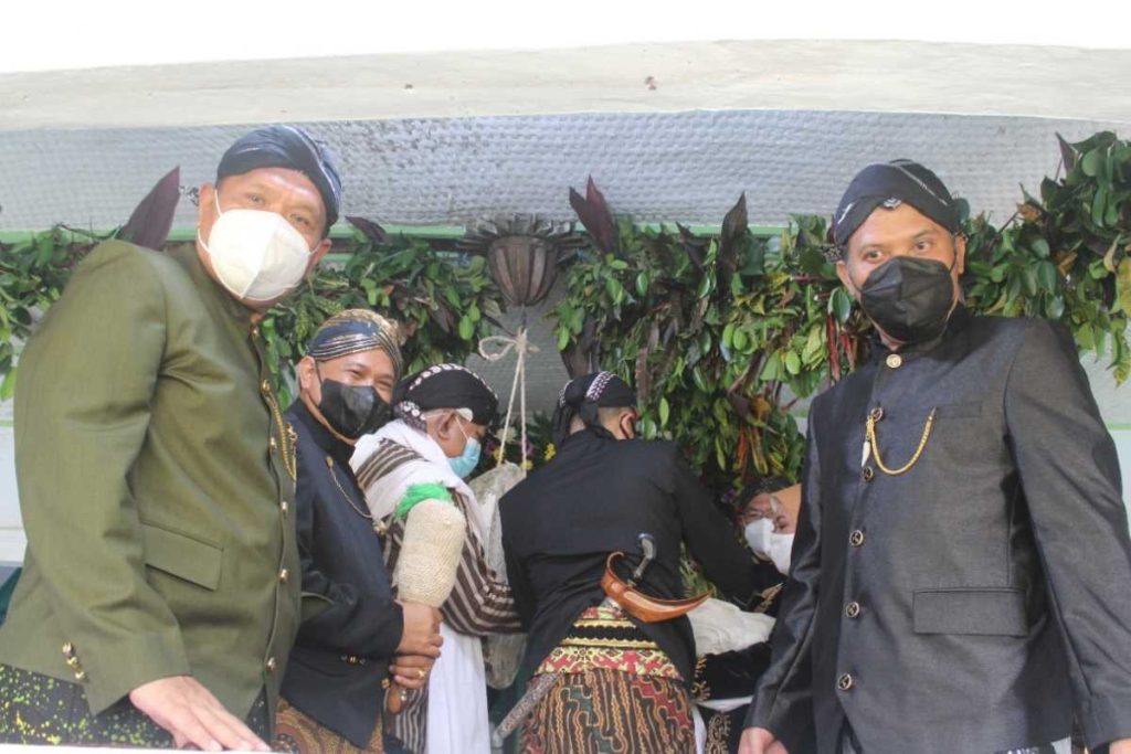 Prosesi penyiraman Gong Kyai Pradah, di Lodoyo, Kecamatan Sutojayan, Kabupaten Blitar, Kamis (21/10/2021). (foto: Pemkab Blitar)