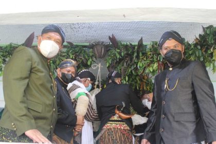 Prosesi penyiraman Gong Kyai Pradah, di Lodoyo, Kecamatan Sutojayan, Kabupaten Blitar, Kamis (21/10/2021). (foto: Pemkab Blitar)