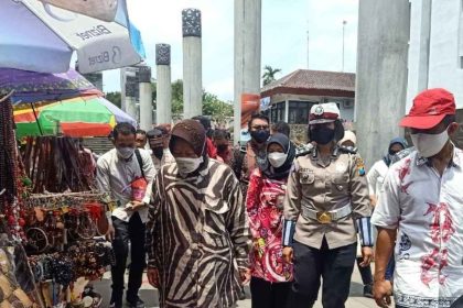 Mensos RI Tri Rismaharini saat di Makam Bung Karno Blitar.