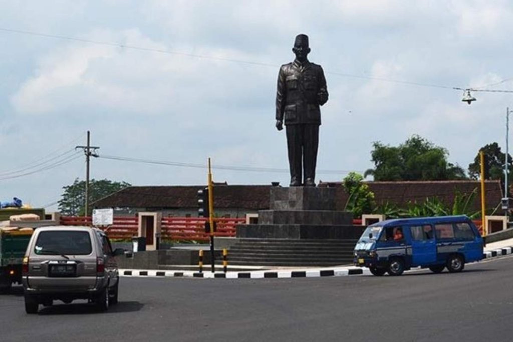 Patung Bung Karno yang merupakan ikon Blitar. (foto: istimewa)