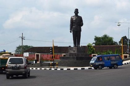 Patung Bung Karno yang merupakan ikon Blitar. (foto: istimewa)