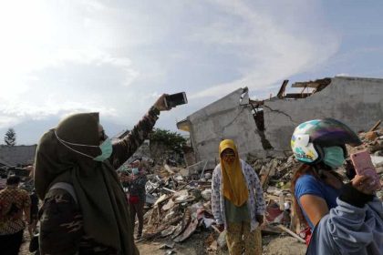 Masyarakat yang berselfie. (foto: Hotli Simanjuntak/EPA)