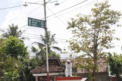 Tugu Macan Putih di Wonotirto Blitar.