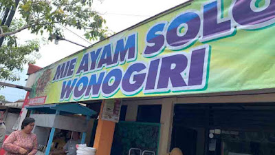 Mie Ayam Solo Wonogiri tampak dari depan. (Foto: Bicarablitar.com)