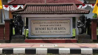 Meski jumlah kecamatan di Kabupaten Blitar sebanyak 22. Namun, perlu diketahui tidak semua kecamatan tersebut berada di wilayah hukum Polres Blitar. Ada 6 kecamatan di Kabupaten Blitar, wilayah hukumnya berada di bawah Polres Blitar Kota. Sehingga Polres Blitar Kota menaungi 9 Polsek, termasuk 6 di wilayah Kabupaten Blitar.