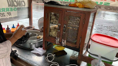 Salah satu penjual cilot di Blitar. (Foto: Bicarablitar.com)