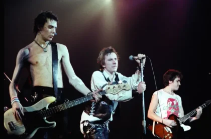 Sex Pistols, grup bandSUMBER GAMBAR, GETTY IMAGES/RICHARD MCCAFFREY Keterangan gambar, Grup band Sex Pistols (dari kiri: Sid Vicious, Johnny Rotten dan Steve Jones) tampil di San Francisco, California, AS, 1978.