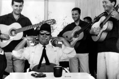 Saat Sukarno bermain musik. (Foto: Bicarablitar.com)