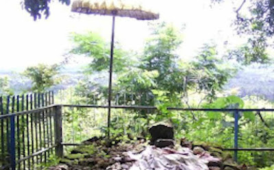 Makam Pangeran Songsong Buwana yang terdapat Batu Bata Kuno yang berserakan. (foto: Galy Hardita)