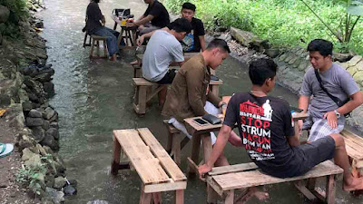 Warung Pitulas di Gajah Kanigoro Blitar. (Foto: Bicarablitar.com)