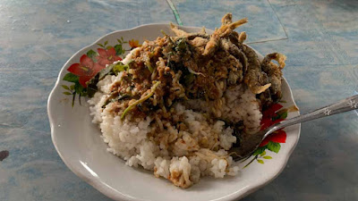 Nasi pecel dan iwak kali Mak Preh.