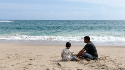 Bapak dan anaknya yang ada di pantai. (Foto: Bicarablitar.com)