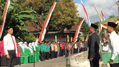 Penuh khidmat: masyarakat Tawangrejo saat Upacara 17-an.