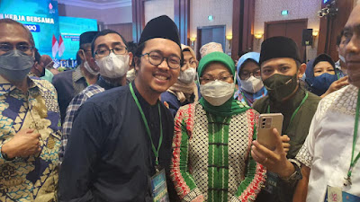 Gus Risyad Tabalatta dan Menaker Ida Fauziah. (foto: dok. Ponpes Maftahul Uluum)