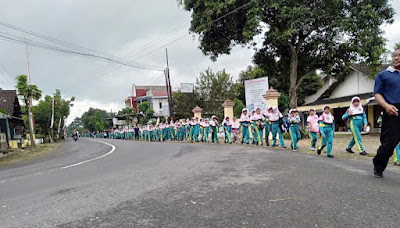 Jalan sehat dari MI MWB Mronjo. (foto: Bicarablitar.com)