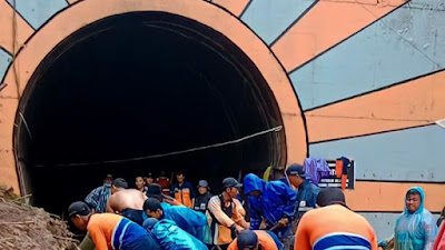 Petugas saat mengevakuasi material longsor. (foto: KA Daop 7 Madiun)