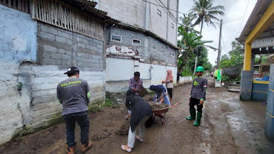 PMII Rayon Ekonomi Unisba Blitar saat mengikuti bakti sosial.