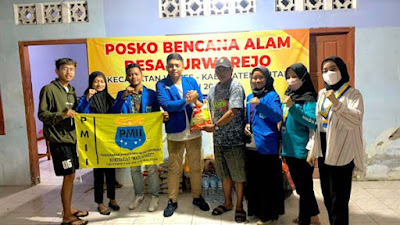 Pemberian bantuan di Desa Purworejo, Kecamatan Wates, Rabu (26/10/2022). (foto: dok. PMII Unisba Blitar)