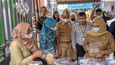 Bupati Blitar Rini Syarifah saat meninjau OVOP.