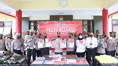 Konferensi pers yang digelar oleh Polres Blitar. (Foto: Polres Blitar)