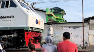 Akhir tahun sebentar lagi datang. Liburan akhir tahun dinanti-nanti banyak orang untuk berlibur bersama teman maupun orang-orang tersayang. Liburan akhir tahun memiliki keistimewaan, yakni akan ada perayaan pergantian malam tahun baru. Momen setahun sekali yang begitu spesial.
