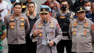 Kapolri Listyo Sigit Prabowo berbicara dalam jumpa pers terkait bom bunuh diri di Polsek Astana Anyar, Bandung, Rabu (7/12/2022). (Reuters/Willy Kurniawan) 