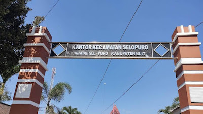 Gapura di Kecamatan Selopuro, Kabupaten Blitar.