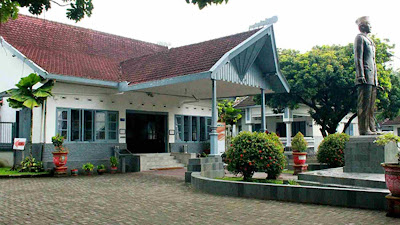 Inilah bangunan Istana Gebang di Kota Blitar.