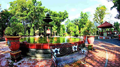 Taman wisata Kebon Rojo di Kota Blitar.