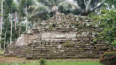 Candi Tepas di Desa Tepas, Kecamatan Kesamben, Kabupaten Blitar.