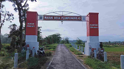 Gapura masuk Desa Plumpungrejo Kademangan Blitar.