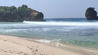 Gambaran Pantai Pudak di Kecamatan Wonotirto, Kabupaten Blitar.