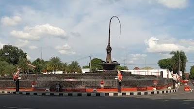 Pecut Samandiman di selatan Alun-alun Blitar.