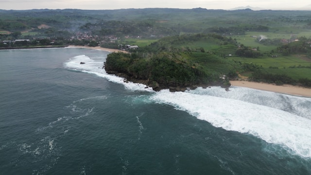 Pantai Gondo Mayit di Blitar. (Foto: Bicarablitar.com)