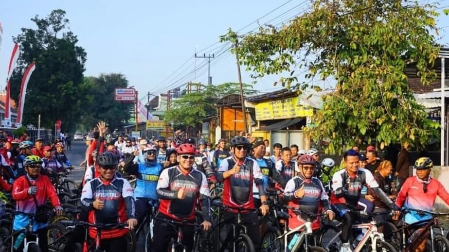 Gowes bareng dalam rangka HUT RSUD Ngudi Waluyo Blitar, Jumat, 25 April 2025.