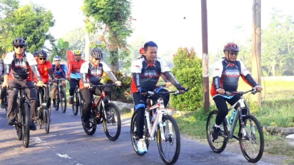 Bupati Blitar Rijanto dan Wakil Bupati Blitar Becky Herdiansah saat mengikuti gowes bareng dalam HUT RSUD Ngudi Waluyo Wlingi Blitar,