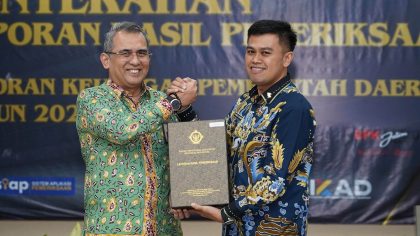 Kepala BPK Perwakilan Provinsi Jawa Timur, Yuan Candra Djaisin saat menyerahkan penghargaan kepada Wali Kota Blitar, Syauqul Muhibbin, pada Kamis, 2 Mei 2025 di Kantor BPK Perwakilan Provinsi Jawa Timur di Surabaya.
