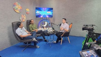 Ketua KI Jatim Edi Purwanto (tengah) dalam sebuah podcast ruang informasi.