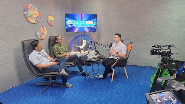 Ketua KI Jatim Edi Purwanto (tengah) dalam sebuah podcast ruang informasi.