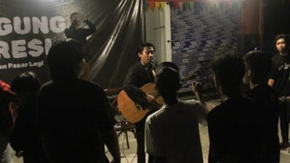 Tanasaghara saat di Pasar Legi, Kota Blitar, 3 Mei 2025. (Dok. PC PMII Blitar)