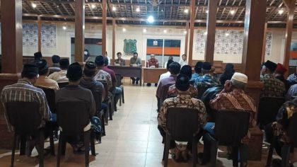 Sosialisasi SISMIOP di Desa Ponggok, Kecamatan Ponggok, Kabupaten Blitar pada Jumat (2/5/2025) malam.