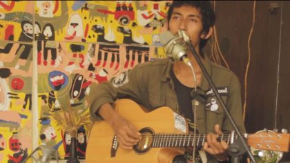 Sombanusa saat menyanyikan lagu Biar Ina Tenang.