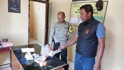 Polisi yang mengamankan sejumlah barang bukti dari kejadian keracunan massal bakso di Desa Wonotirto, Kecamatan Wonotirto, Kabupaten Blitar. (Foto: Polres Blitar)