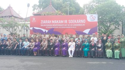 Foto bersama usai ziarah ke Makam Proklamator Bung Karno di Kota Blitar, Jumat (16/5/2025). (Foto: Arifin/Bicarablitar.com)