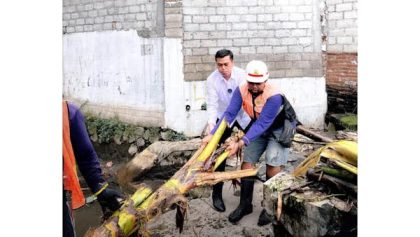 Wali Kota Blitar saat meninjau sungai di Jalan Hasanuddin, Kota Blitar, Jumat (16/5/2025) siang. (Foto: Bicarablitar.com)