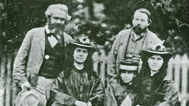 Keterangan foto: Keluarga Marx bersama Engels di London (revsock21.uk)