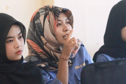 Dilla Widyaningrum (tengah), Ketua HMP PGSD Unisba Blitar.