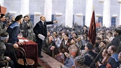 Lenin berpidato pada Kongres Soviet di Petrograd, 26 Oktober 1917.